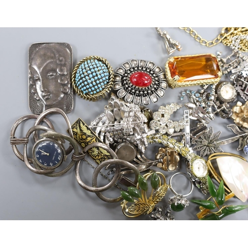 915 - Assorted costume jewellery, including paste set brooches, necklace and earrings, Art Deco white meta... 