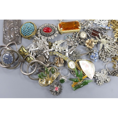 915 - Assorted costume jewellery, including paste set brooches, necklace and earrings, Art Deco white meta... 