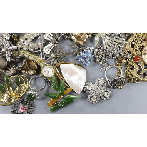 915 - Assorted costume jewellery, including paste set brooches, necklace and earrings, Art Deco white meta... 