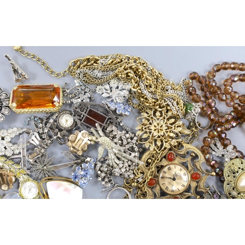 915 - Assorted costume jewellery, including paste set brooches, necklace and earrings, Art Deco white meta... 