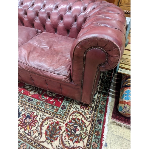 92 - A Victorian style buttoned burgundy leather Chesterfield settee, length 172cm, depth 90cm, height 73... 