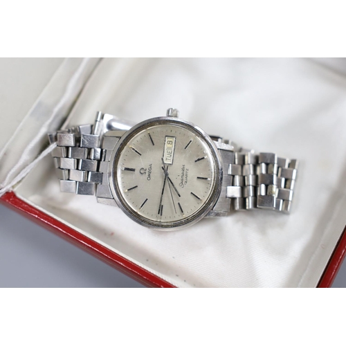 943 - A gentleman's stainless steel Omega Seamaster quartz wrist watch, on Omega bracelet, with two Omega ... 