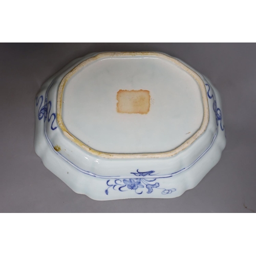 351 - An 18th century Chinese blue and white dish, 30cm., and a Chinese Imari mug