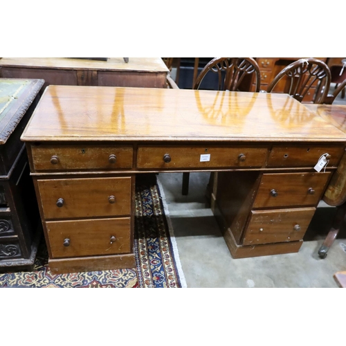 33 - A Victorian mahogany pedestal desk, length 136cm, depth 58cm, height 76cm