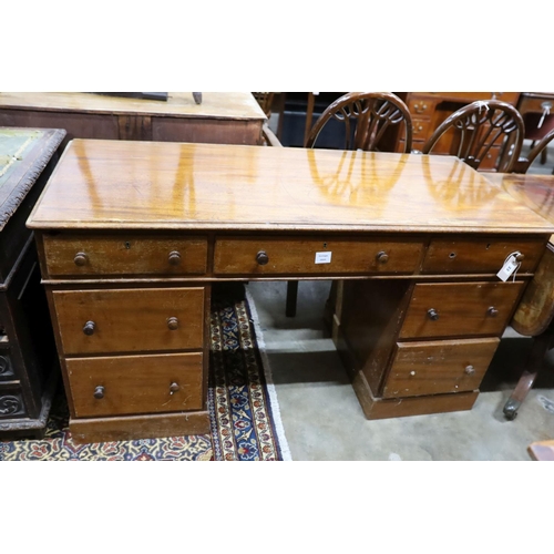 33 - A Victorian mahogany pedestal desk, length 136cm, depth 58cm, height 76cm
