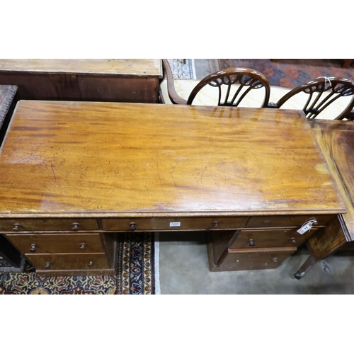 33 - A Victorian mahogany pedestal desk, length 136cm, depth 58cm, height 76cm