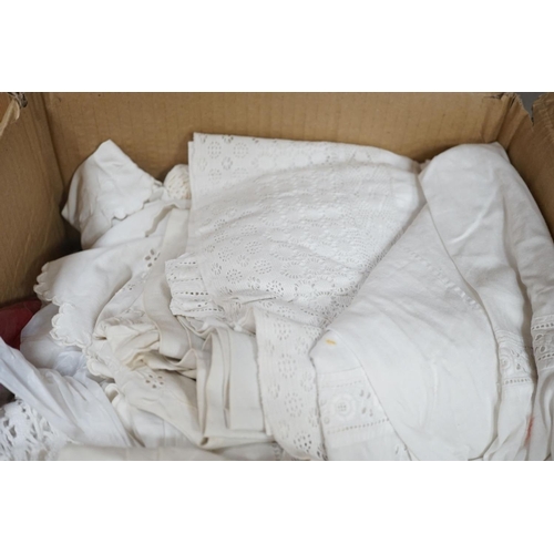1376 - A quantity of linen