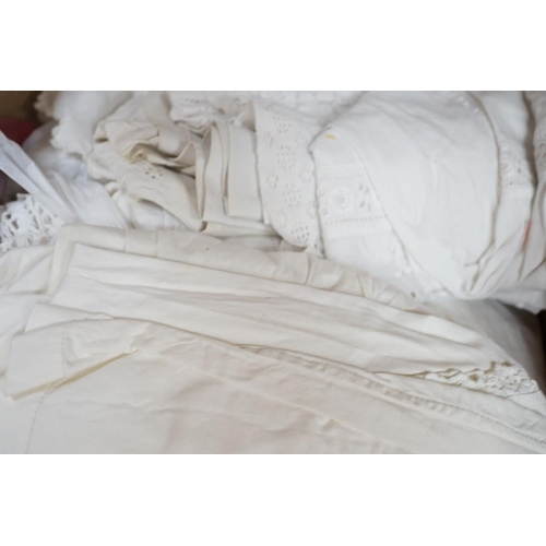 1376 - A quantity of linen