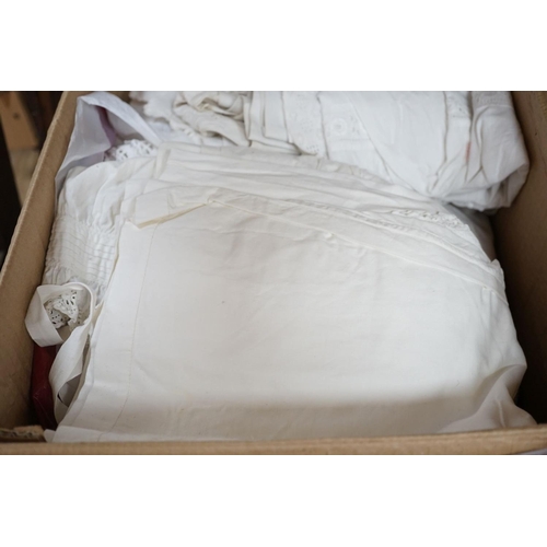 1376 - A quantity of linen