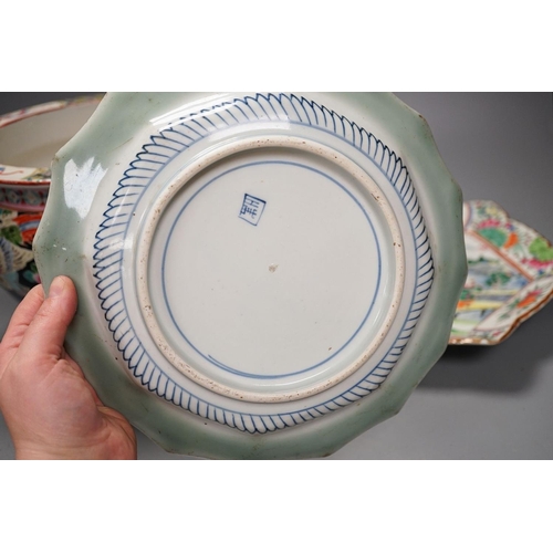 1424 - Three late 19th century Japanese porcelain dishes and a jardiniere, 19 cms high.