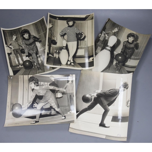 1553 - Press agency black and white fashion photographs, 1960's (62) many models named verso