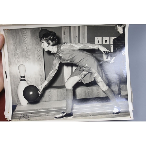 1553 - Press agency black and white fashion photographs, 1960's (62) many models named verso