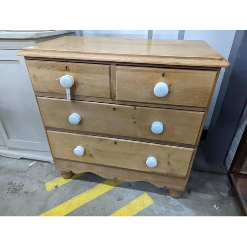 1022 - A small Victorian pine chest of four drawers, width 82cm, depth 42cm, height 81cm