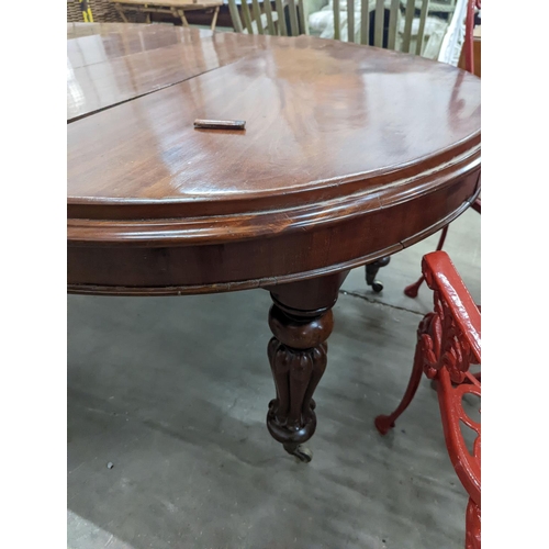 1051 - A Victorian mahogany extending dining table, length 170cm extended (two spare leaves), width 119cm, ... 