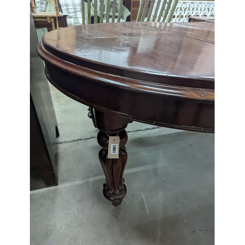 1051 - A Victorian mahogany extending dining table, length 170cm extended (two spare leaves), width 119cm, ... 