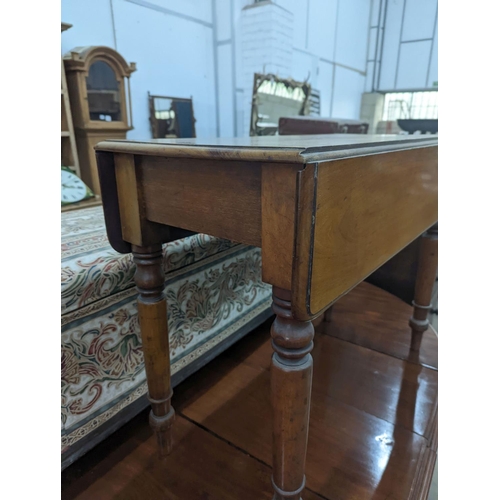 1071 - A Victorian Pembroke table, width 90cm, depth 40cm, height 69cm