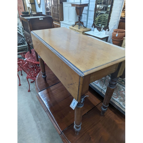 1071 - A Victorian Pembroke table, width 90cm, depth 40cm, height 69cm