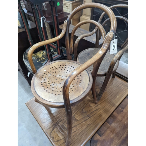 1076 - A near pair of early 20th century beech bentwood childs elbow chairs