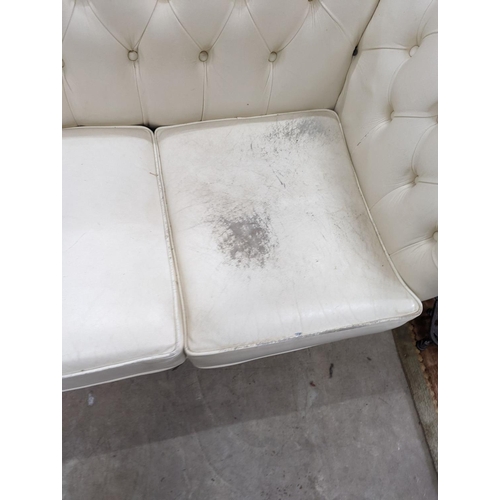 1085 - A Victorian style buttoned white leather Chesterfield settee, length 190cm, depth 86cm, height  72cm... 