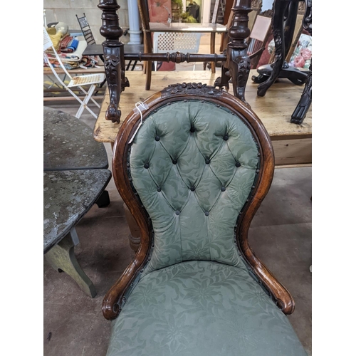 1114 - A Victorian walnut spoon back nursing chair