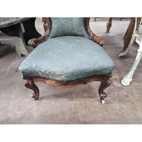 1114 - A Victorian walnut spoon back nursing chair