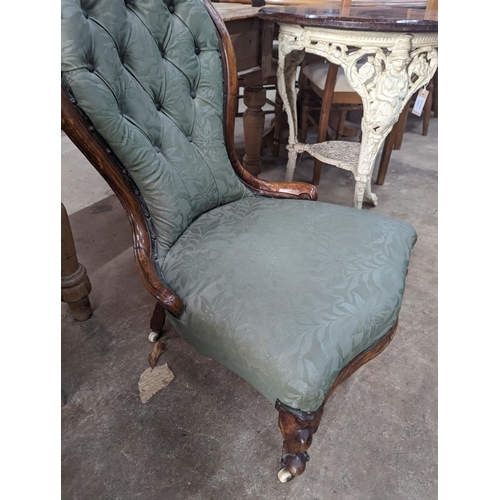 1114 - A Victorian walnut spoon back nursing chair