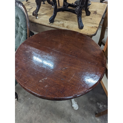 1116 - A Victorian white painted cast iron Britannia pub table with circular mahogany top, diameter 66cm, h... 