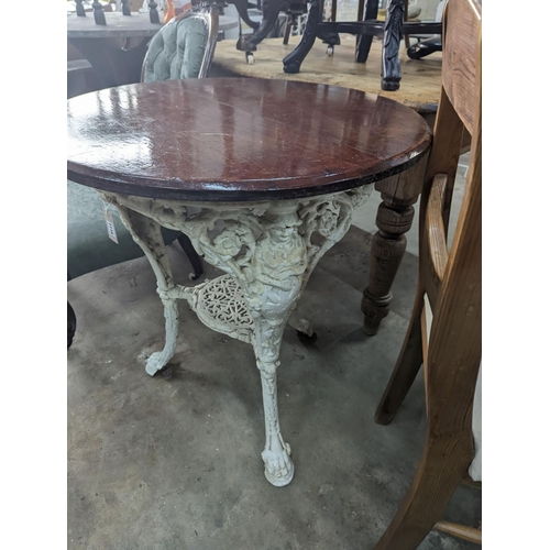 1116 - A Victorian white painted cast iron Britannia pub table with circular mahogany top, diameter 66cm, h... 