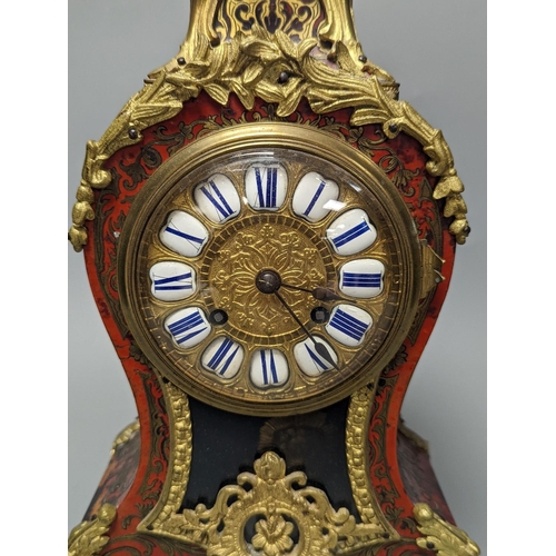 1254 - A Louis XV style ormolu mounted scarlet Boulle eight day mantel clock with key and pendulum 34cm... 