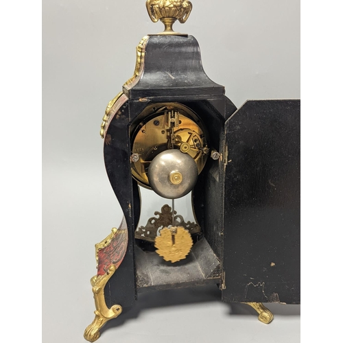 1254 - A Louis XV style ormolu mounted scarlet Boulle eight day mantel clock with key and pendulum 34cm... 