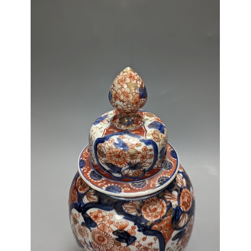 1337 - A 19th century Japanese Imari lidded vase 28cm