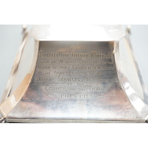 1811 - A George V silver mounted inkwell, Birmingham, 1924, with presentation inscription and monogram, 14.... 