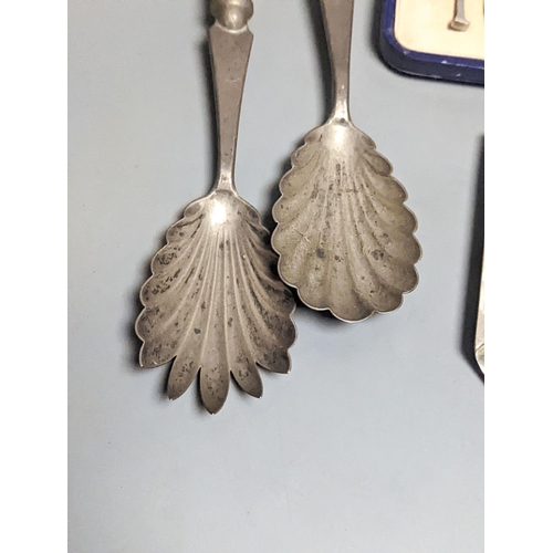 1831 - A pair of Edwardian glass handled silver salad servers, William Hutton & Sons, London, 1902, 26.8cm,... 