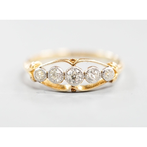 1880 - An 18ct and graduated five stone millegrain set diamond ring, size U/W, gross 2.6.