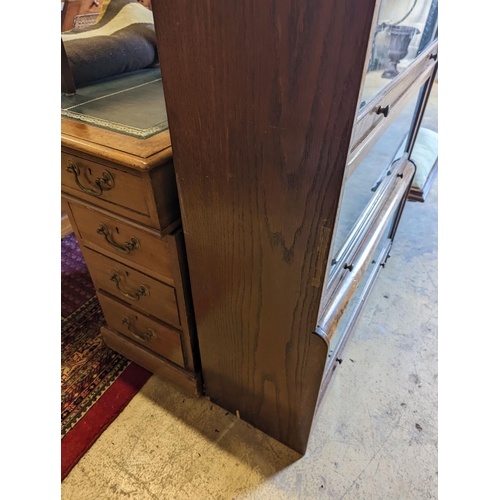 1080 - A Globe Wernicke style oak bookcase, (not sectional), width 88cm, depth 32cm, height 152cm... 