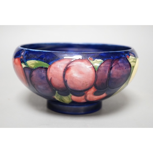 1256 - A Moorcroft Wisteria pattern bowl - 18cm wide