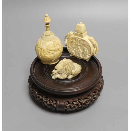 1584 - A 19th-century European carved ivory snuff bottle, and an early 20th century Chinese ivory snuff bot... 