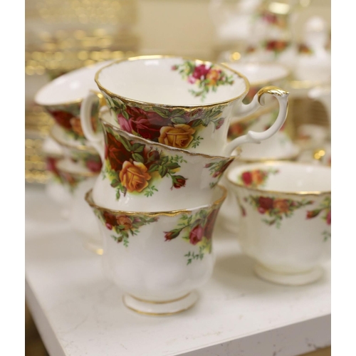 1604 - Quantity of Royal Albert 'Old Country Roses' tablewares