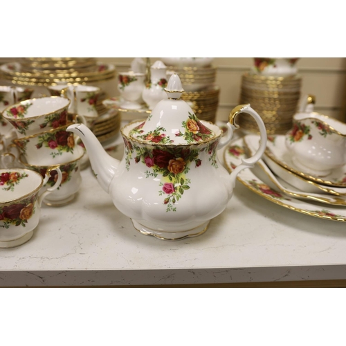 1604 - Quantity of Royal Albert 'Old Country Roses' tablewares