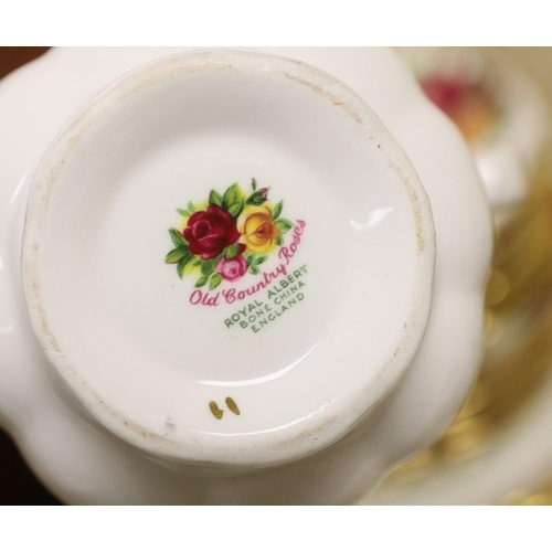 1604 - Quantity of Royal Albert 'Old Country Roses' tablewares