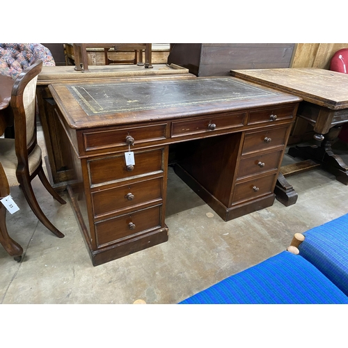 34 - A Victorian mahogany pedestal desk, length 122cm, depth 65cm, height 73cm