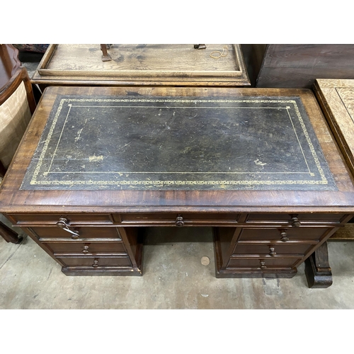 34 - A Victorian mahogany pedestal desk, length 122cm, depth 65cm, height 73cm