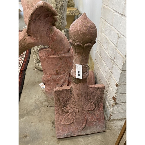 15 - A painted reconstituted stone gargoyle hip tile together with a ball finial hip tile, largest height... 