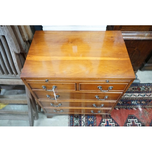 20 - A small reproduction yew bachelor's chest of two short and three long drawers below brush slide, wid... 