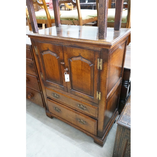 48 - A reproduction oak television cabinet together with a smaller hutch cabinet, larger width 81cm, dept... 