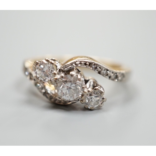 932 - A yellow metal and three stone diamond set crossover ring, with diamond set shoulders, size I, gross... 