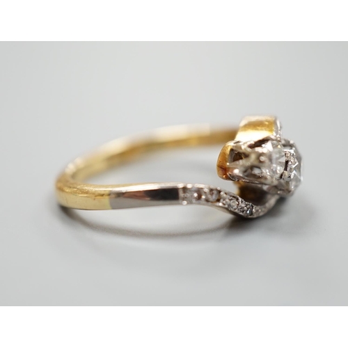 932 - A yellow metal and three stone diamond set crossover ring, with diamond set shoulders, size I, gross... 