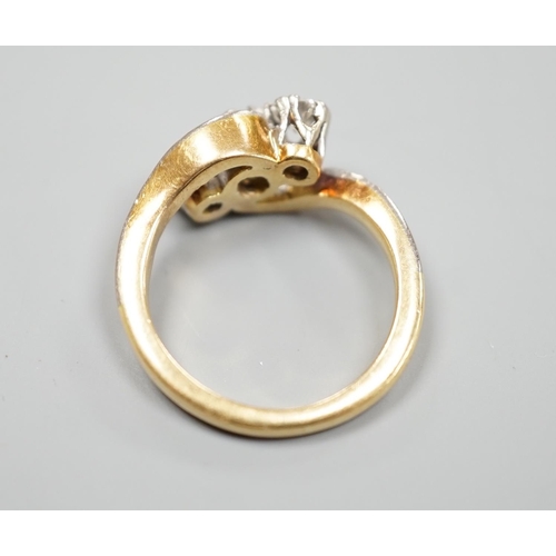 932 - A yellow metal and three stone diamond set crossover ring, with diamond set shoulders, size I, gross... 