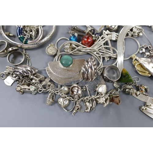 935 - A quantity of assorted mainly modern 925 jewellery.