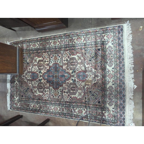 1008 - A North West Persian style ivory ground rug, 190 x 122cm